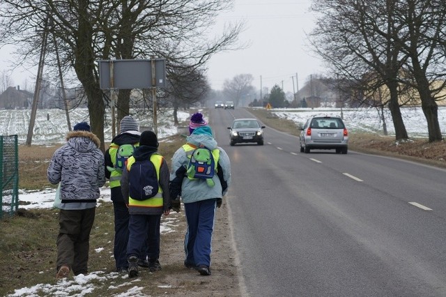 Według mieszkańców, przy brzozowskiej drodze dzieci narażone są na niebezpieczeństwo