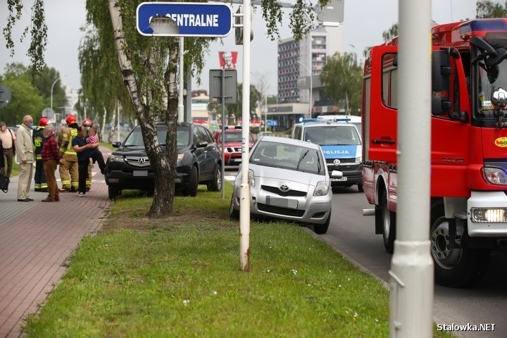 Wypadek w Stalowej Woli. Rowerzysta potrącony przez samochód na przejściu dla pieszych. Kto zawinił? (ZDJĘCIA)