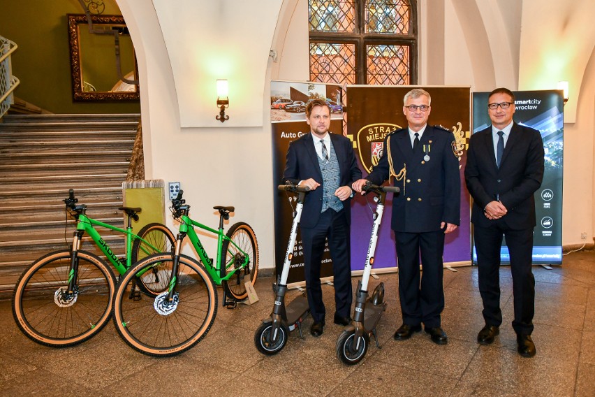 Ceremonia przekazania hulajnóg i rowerów