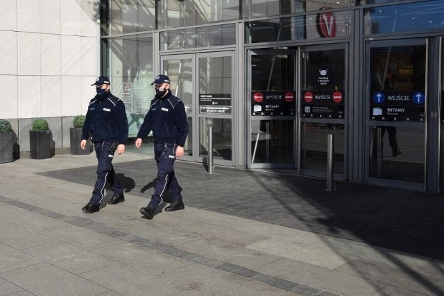 Policjanci sprawdzają czy klienci sklepów zakładają na twarz maseczki