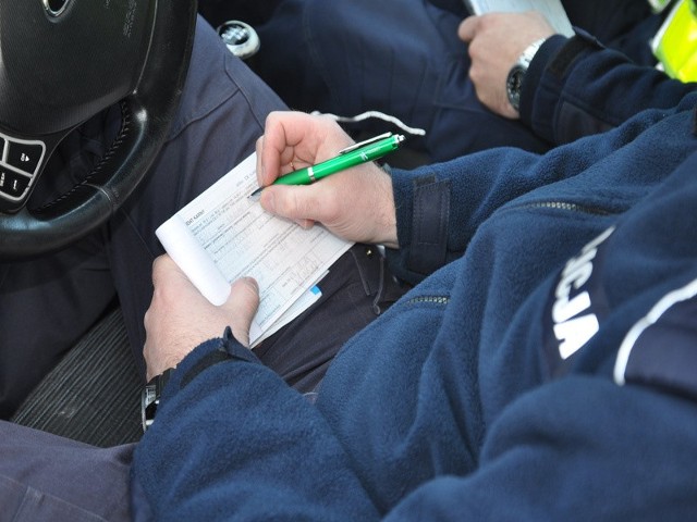 Poza utratą prawa jazdy, kierowca dostał też 500 zł mandatu i 10 punktów karnych.