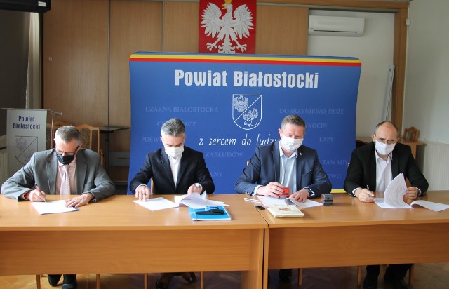 Umowę z przedstawicielem Unibepu Sławomirem Moczydłowskim podpisali starosta Jan Perkowski, wicestarosta Roman Czepe i dyrektor Powiatowego Zarządu Dróg Marek Jędrzejewski.
