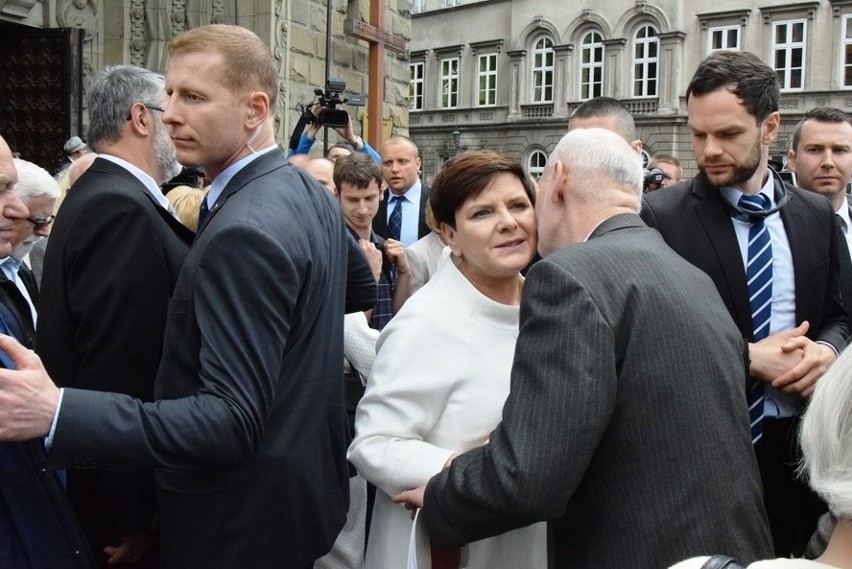 Premier Beata Szydło z mężem przyjechała na święcenia...