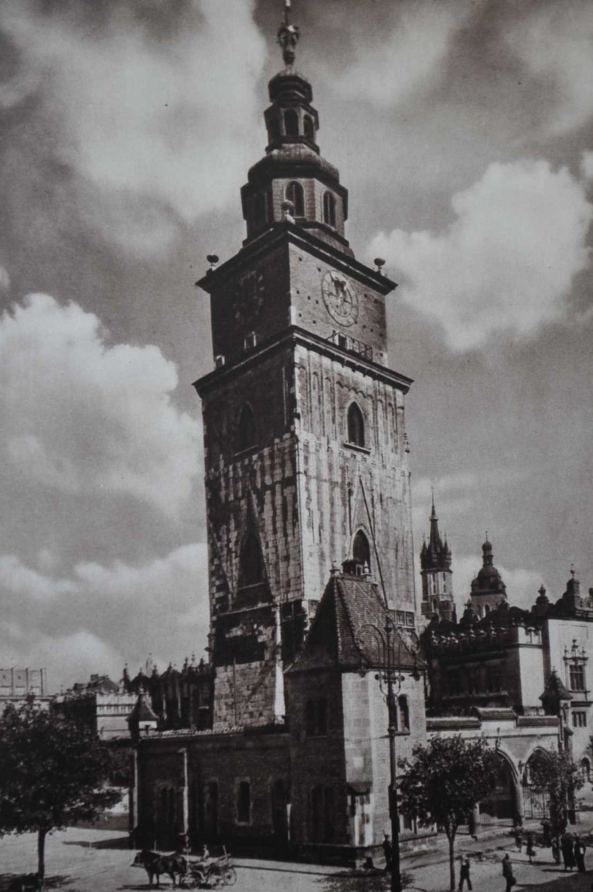 Ratusz (Rathausturm) na Rynku Głównym jeszcze w czasach II...