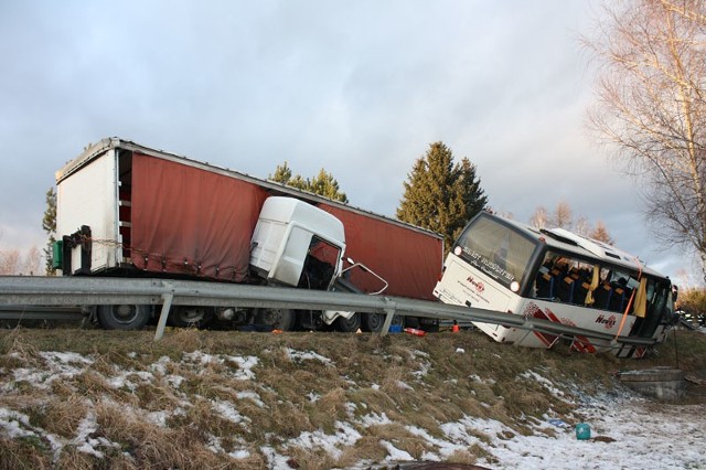 Do poważnego wypadku doszło dzisiaj ok. godz. 13.30 na granicy powiatów strzyżowskiego i jasielskiego w miejscu, gdzie prowadzone są roboty drogowe, a ruch odbywa się wahadłowo. Rannych zostało 11 osób.