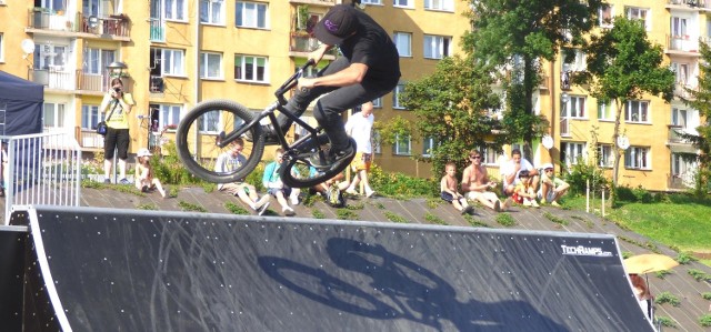 Sobotnie Barwy Miasta 2014 w Busku-Zdroju zainaugurowały... najlepsze sztuczki na rowerach BMX. Popisy zawodników wyglądały bardzo efektownie.