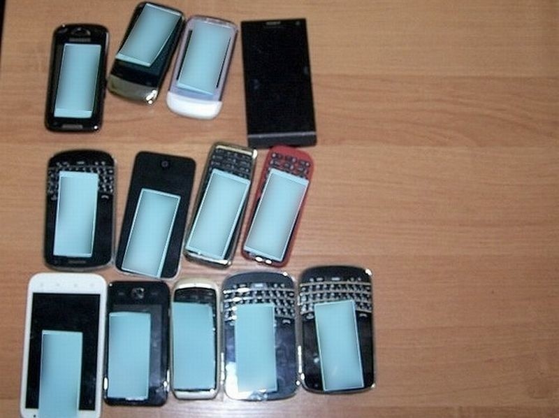 Telefony komórkowe, którymi posługiwał się naciągacz.