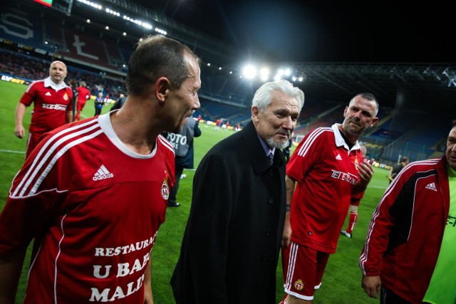 Grzegorz Kaliciak obok Henryka Kasperczaka, z którym zdobywał w barwach Wisły trofea. Pierwszy z lewej Dariusz Marzec, od prawej Artur Sarnat