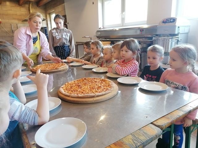Przedszkolaki z Miedzierzy uczyły się, jak robić pizzę. Oczywiście była też degustacja [ZDJĘCIA]