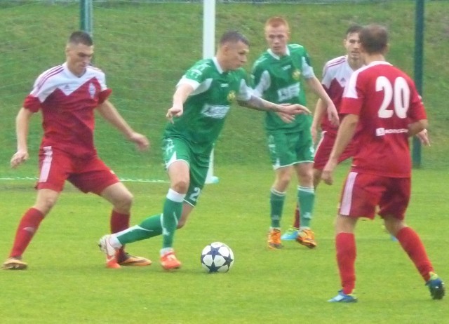 Piłkarze Leśnika Manowo (zielone koszulki) mieli w sobotę rozegrać mecz sparingowy z Bałtykiem Koszalin.