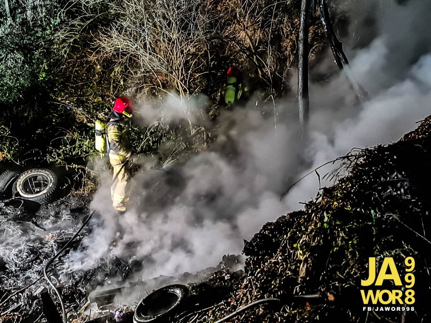 Pożar dzikiego wysypiska śmieci w miejscowości Sobolew