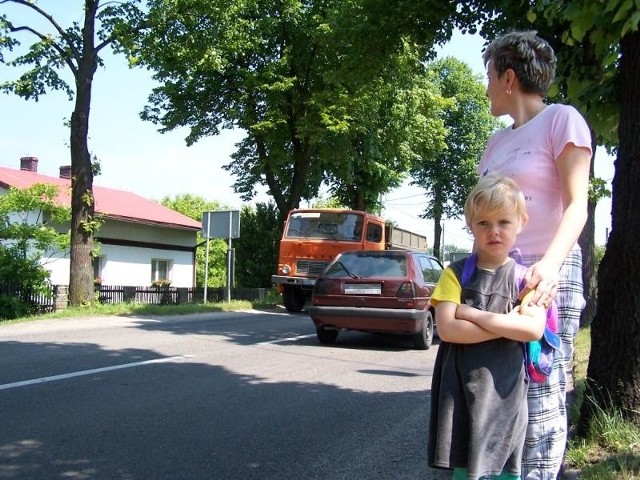 - Nie pozwalam córce przechodzić samej przez tę ulicę, bo nie wiadomo, kiedy zza zakrętu wyskoczy samochód - mówi Małgorzata Zug, na zdjęciu z córką Nikolą.