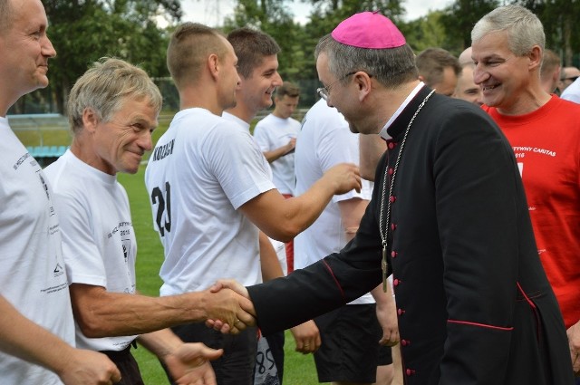 Biskup Tadeusz Lityński przywitał się ze wszystkimi zawodnikami. Tu - z Andrzejem Huszczą.