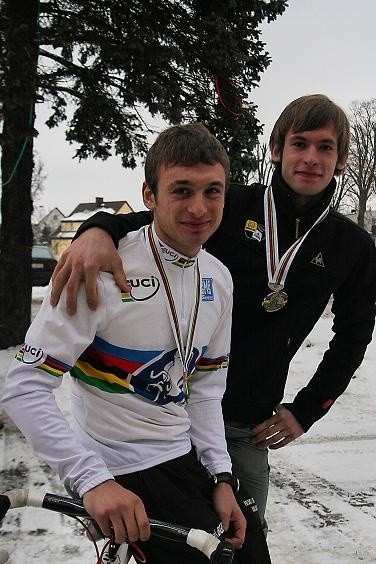 Paweł (z lewej) i Kacper Szczepaniakowie stracą zdobyte w Taborze złoty i srebrny medale przełajowych MŚ młodzieżowców