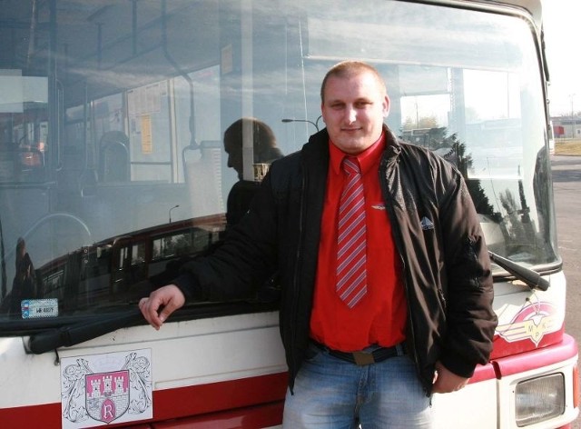 - Mnie, ale zauważyłem, że też wielu pasażerów, denerwuje, jak młodzi ludzie wchodzą do autobusu i głośno puszczają muzykę z telefonów komórkowych. Nie każdy ma ochotę jej słuchać. Kierowcę zaś to bardzo rozprasza &#8211; mówi Kamil Kiraga, kierowca autobusu  w Miejskim Przedsiębiorstwie Komunikacji.