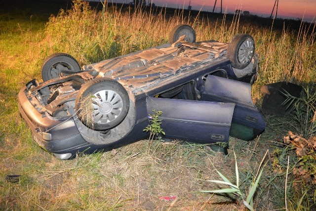 Kierowca jak i dwójka pasażerów osobówki byli pijani. Prowadzący opla wymusił pierwszeństwo i wjechał wprost pod koła ciężarówki. Opel astra dachował i wpadł do rowu. Trójka młodych mężczyzn z samochodu osobowego zbiegła z miejsca kolizji.   ***Pogoda na jutro, wideo: TVN Meteo Active/x-news