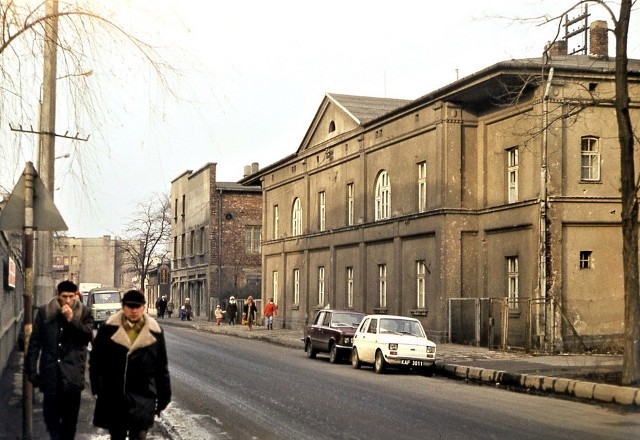 Obecnie Jaworzno jest kojarzone z miastem, w którym nie brakuje miejsc do rekreacji na łonie natury. Miłośnicy spacerów, biegania czy jazdy na rowerze na pewno znajdą dla siebie mnóstwo ścieżek oraz terenów leśnych, gdzie mogą spokojnie spędzić czas poza miejskim gwarem. Ponadto, mieszkańcy miasta korzystają z rekultywowanych na bieżąco terenów, w jakich znajdowały się hałdy górnicze bądź wydobywano pasek. Przedstawiamy Jaworzno na przestrzeni stu lat na fotografiach archiwalnych. Zobacz, jak zmieniało się miasto!