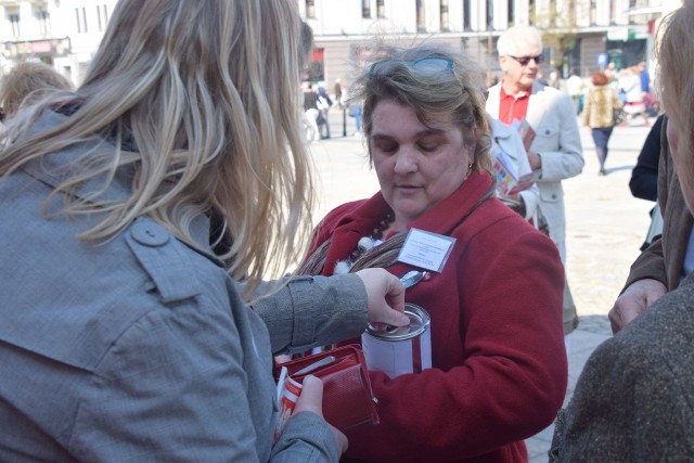 O godz. 11:30 działacze KOD rozstawili namiot na Rynku Kościuszki, naprzeciwko Astorii. Na głos czytali Konstytucję RP oraz w formie papierowej rozdawali ją przechodniom. Co poniektórzy zainteresowani podchodzili do namiotu, biorąc samodzielnie książeczki, gazety i ulotki. Akcja nie cieszyła się zbyt dużym zainteresowaniem.