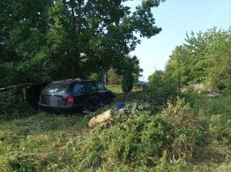 Wypadek w Węgrzynowie. Kierowca skody staranował ogrodzenie. 17.08.2022