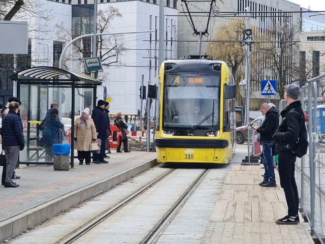 Od poniedziałku 20 marca do piątku 31 marca tramwaje linii nr 2 i 4 nie będą kursować ulicami Warneńczyka, ks. Gogi i Kościuszki. Od 1 kwietnia będą jeździć oboma torami przebudowywanego tu torowiska