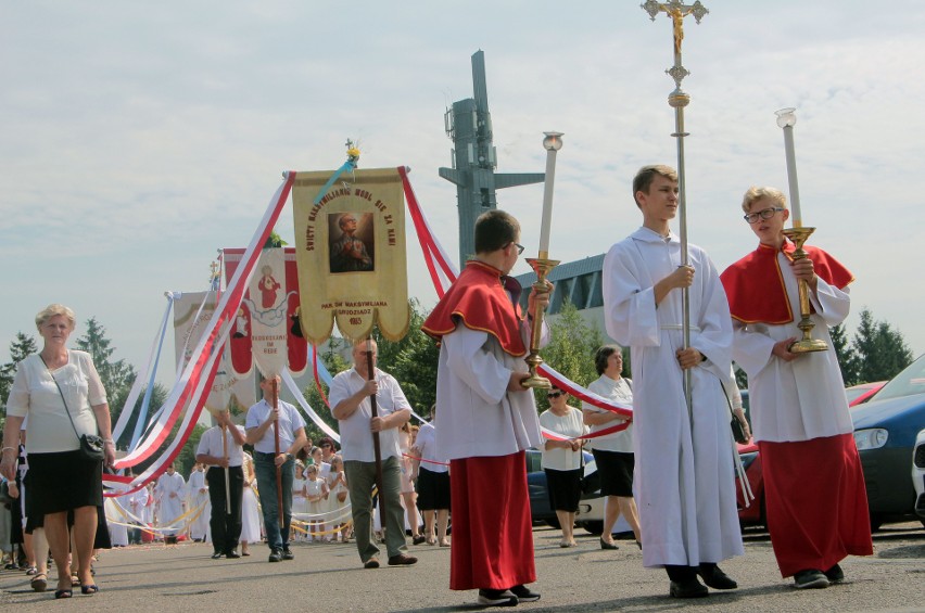 Po mszy świętej ulicami osiedla Strzemięcin ruszyła procesja...