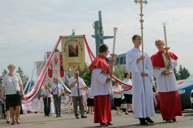 Po mszy świętej ulicami osiedla Strzemięcin ruszyła procesja Bożego Ciała pod przewodnictwem proboszcza ks. Marka Borzyszkowskiego. Uczestniczyło w niej wielu parafian.