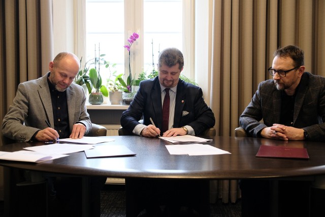 W piątek podpisana została umowa na wykonanie pierwszego etapu prac ratunkowych w malborskim Ratuszu.