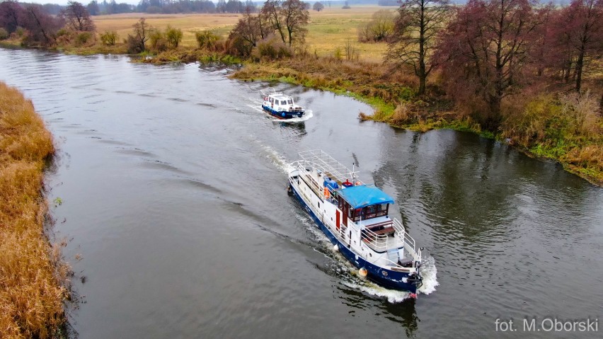 Zabytkowy holownik "Certa" dopłynął do Bydgoszczy i przycumował na Brdzie do burty barki "Lemara"
