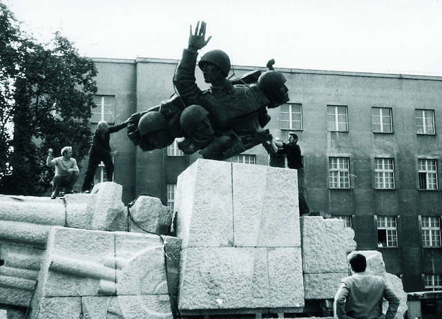 Pomnik autorstwa Franciszka Duszenki stanął na placu Zwycięstwa jesienią 1980 roku