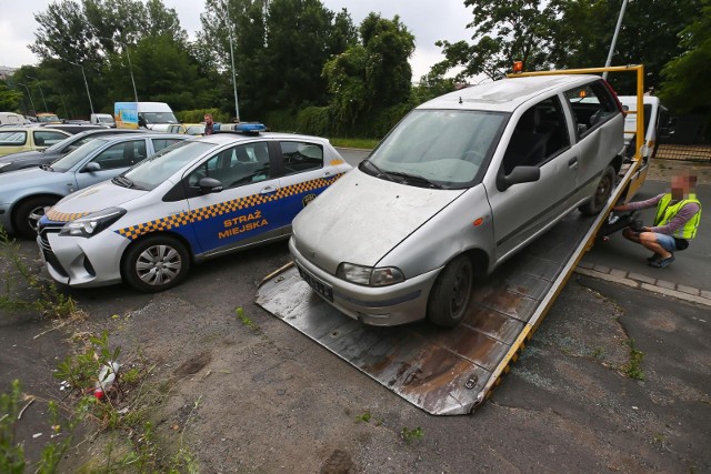 Tylko w miniony weekend (18-20 marca) strażnicy miejscy z Wrocławia wystawili 182 mandaty karne w związku z naruszeniem przepisów zawartych w ustawie prawo o ruchu drogowym. I choć, jak powiedział nam Waldemar Forysiak, z-ca Komendanta Straży Miejskiej, "ta ilość nie obejmuje wyłącznie interwencji związanych z nieprawidłowym parkowaniem", kierowcy nagminnie parkują "na zakazach".W weekend strażnicy wydali dyspozycje odholowania 27 pojazdów, na koła nieprawidłowo parkujących samochodów założyli 55 blokad, 24 kierowców zostało pouczonych.Interwencje funkcjonariuszy powtarzają się często głównie w okolicach wrocławskiego Rynku. Gdzie dokładnie? Kliknijcie w Galerię. Aby przejść dalej posługujcie się gestami na smartfonie, strzałkami lub myszką 