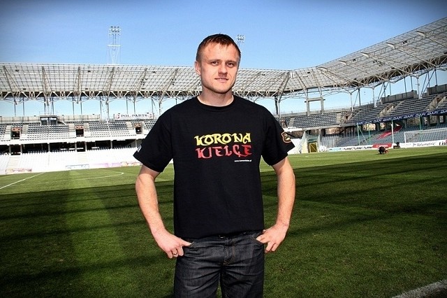 Tomasz Lisowski prezentuje koszulkę Korony, którą będzie można odebrać po dokonaniu płatności Kartą Kibica Korony.   