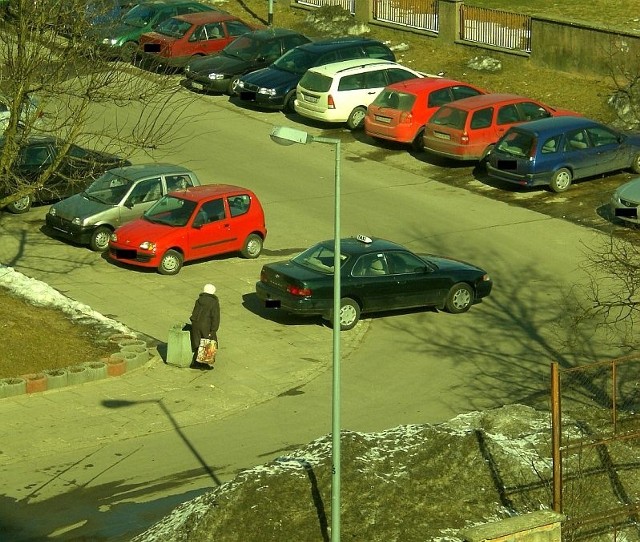 To było jedyne wolne miejsce do parkowania - na zakręcie.