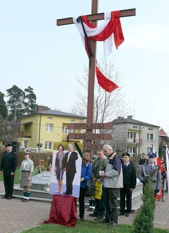 Przed Krzyżem Katyńskim w Starachowicach była fotografia Marii i Lecha Kaczyńskich.