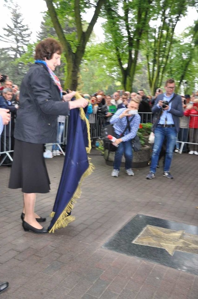 Na Ciechocińskim deptaku sław przybyła nowa gwiazda. Odsłoniła ją w obecności tłumu fanów Irena Szewińska, jedna z najsłynniejszych polskich lekkoatletek, wielokrotna medalistka igrzysk olimpijskich i mistrzostw Europy. Wcześniej spotkała się z mieszkańcami i kuracjuszami w Teatrze Letnim, gdzie opowiadała o swojej karierze, rodzinie oraz działalności w krajowych i międzynarodowych organizacjach sportowych.INFO Z POLSKI 14.09.2017 - przegląd najciekawszych informacji ostatnich dni w kraju