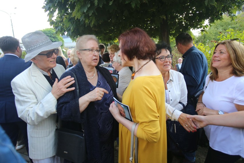 Płaskorzeźbę Tadeusza Kijonki w Galerii Artystycznej na...