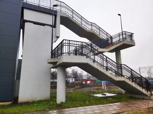 Windy, choć jeszcze nie zostały oddane do użytku, już mają zniszczone drzwi i są pomazane. Przez kładkę trzeba chodzić po schodach...