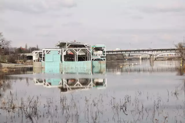 Miasto twierdzi, że elementy znajdują się na ich działkach, właściciele klubu zaprzeczają.