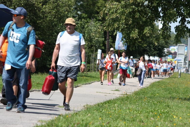 Pielgrzymi w drodze na Campus Misericordiae w Brzegach [ZDJĘCIA, WIDEO]