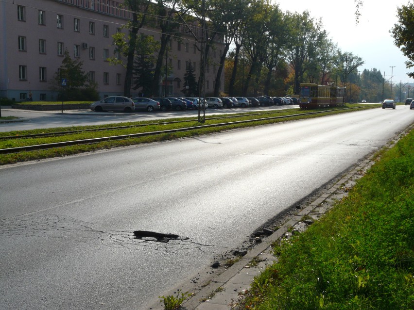 Dziurawe ulice w Łodzi - na razie pojedyncze wyrwy, ale będzie coraz gorzej... Kierowcy się skarżą. ZDJĘCIA