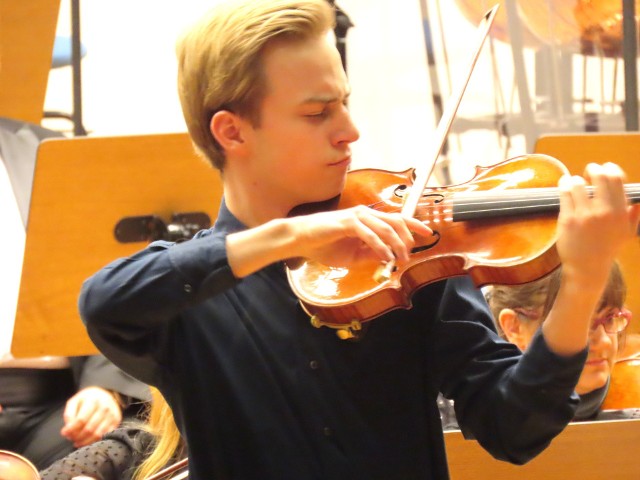 Solo na skrzypcach wykonał Wojciech Niedziółka. To zaledwie 19-letni student pierwszego roku Akademii Muzycznej im. Grażyny i Kiejstuta Bacewiczów w Łodzi.