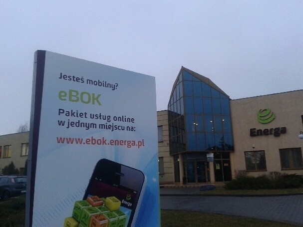 Telefoniczne Biuro Obsługi Klienta dostępne jest w dni robocze w godzinach od 8 do 20. Z internetu można korzystać za pośrednictwem: ebok.energa.pl 
