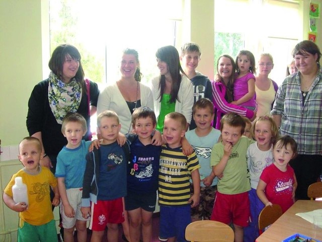 Wolontariusze z bielskiego gimnazjum spotkali się z Aniołkami, czyli podopiecznymi punktu przedszkolnego &#8222;Drogi&#8221;