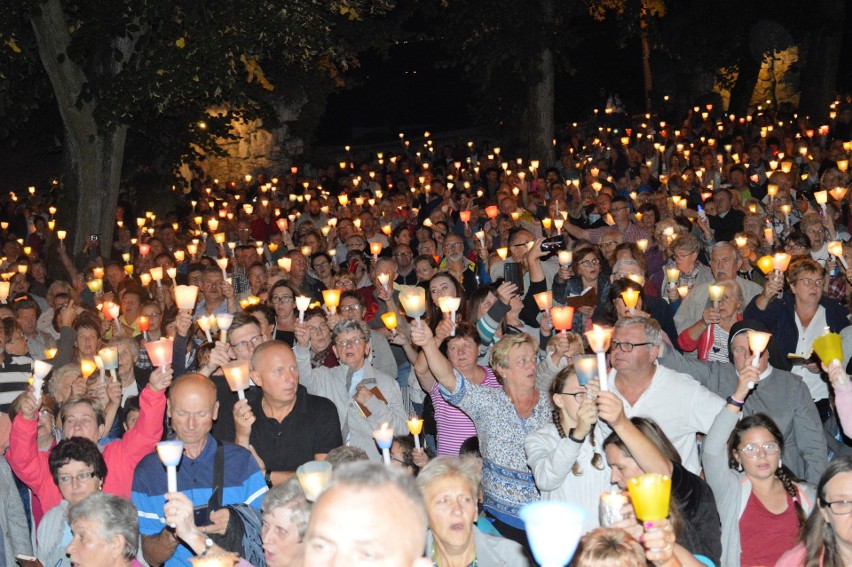 Nabożeństwo ze świecami na Górze św. Anny. Zobacz zdjęcia z uroczystości Podwyższenia Krzyża