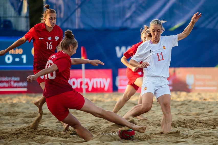 Polki walczyły z Hiszpankami bardzo ambitnie, ale to rywalki zagrają w Tarnowie w finale IE 2023 w piłce nożnej na plaży