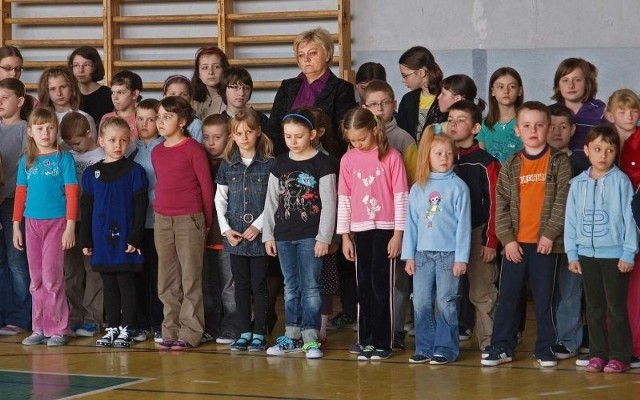 W apelu zorganizowanym w Zespole Szkół na pińczowskim osiedlu Grodzisko uczestniczyli także uczniowie klaski I B - z wychowawczynią Czesława Bałagą.
