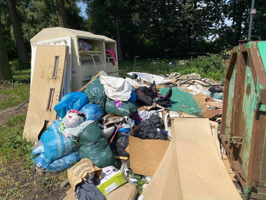 Tychy. Zachodzą zmiany na osiedlu Czułów. Co stanie się z zalegającymi stertami śmieci?