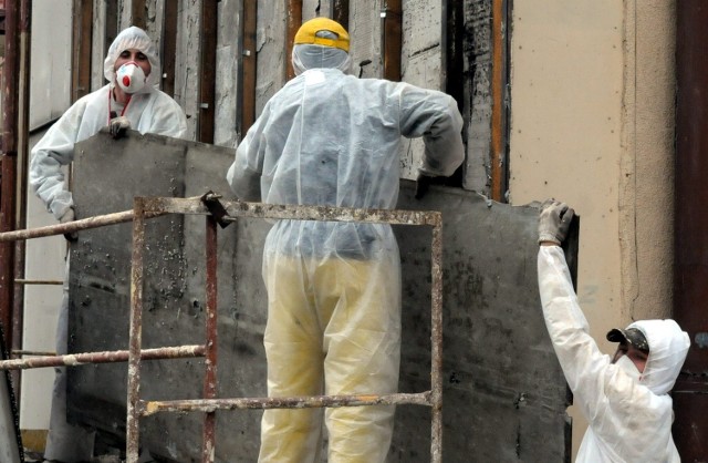 Tylko pracownicy specjalistycznych firm mogą bezpiecznie usuwać i utylizować azbest.