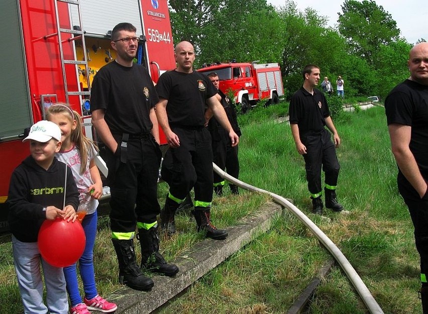 Strażacy z OSP Piechcin uzupełnili wodę w lokomotywie.