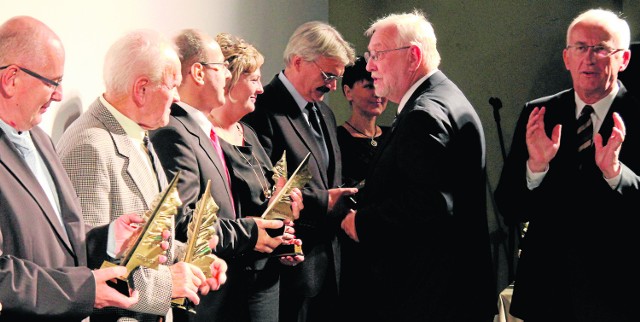 Szef  "Solidarności&#8221;w Świętokrzyskiem  Waldemar Bartosz - z prawej , legenda naszej "Solidarności&#8221;, obecnie słynny prawnik Jerzy Stępień wręczają statuetki nagrodzonym. Od lewej: Bogumił Krzyszczak, Wiesław Kwiatkowski, Bogusław Olczyk, Wiesława Rutkowska, Ryszard Śmietanka-Kruszelnicki i Iwona Trątnowiecka.