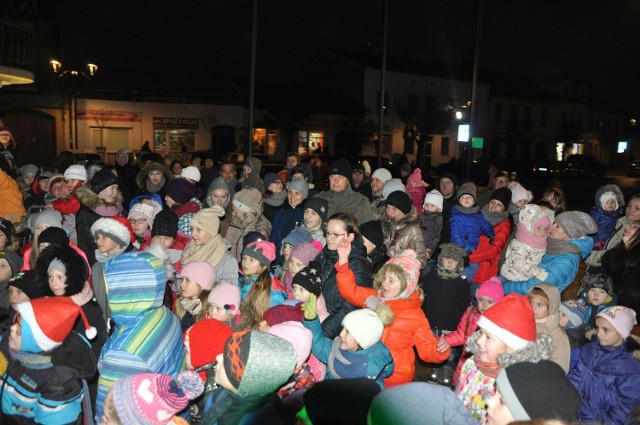 6 grudnia szydłowiecki rynek wypełnił się dziećmi oraz ich rodzinami czekającymi na Mikołaja.
